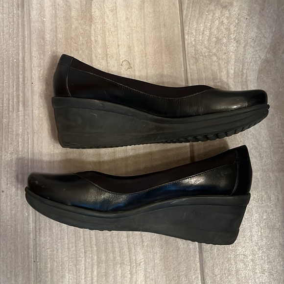 Easy Spirit Classic Black Loafers - Picture 3 of 7